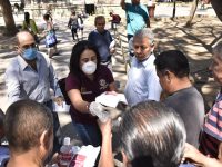 Brinda Ayuntamiento de Oaxaca insumos sanitarios a boleros para hacer frente al COVID-19