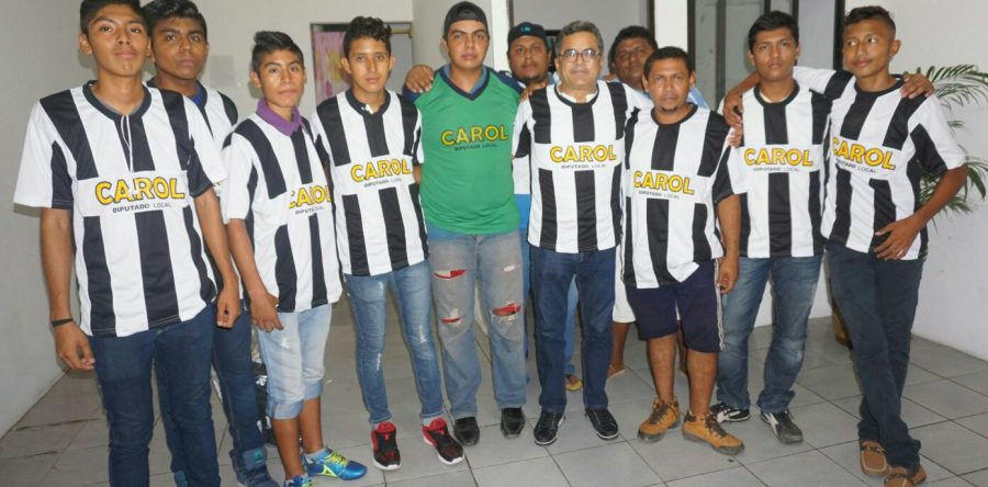 Entrega Carol uniformes a equipos de futbol de Ixtepec.