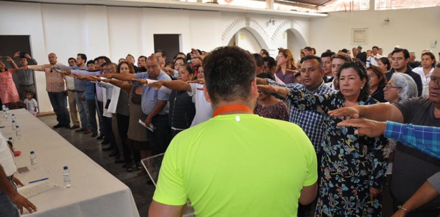 Raúl Cruz tomó protesta a 32 nuevos comités de colonias.