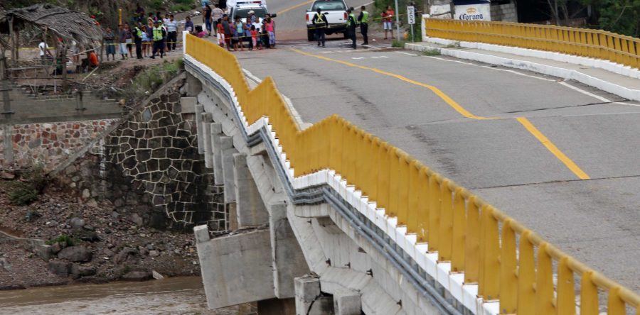 Cierran provisionalmente paso vehicular en puente de Tequisistlán