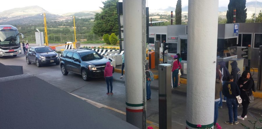 Normalistas toman la caseta de Suchixtlahuaca