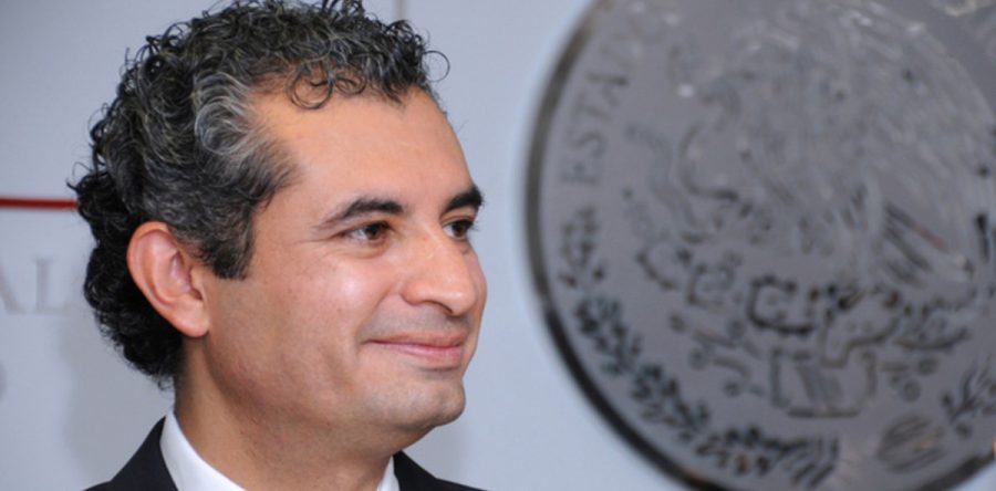 El mundo feliz de Enrique Ochoa: Raúl Castellanos