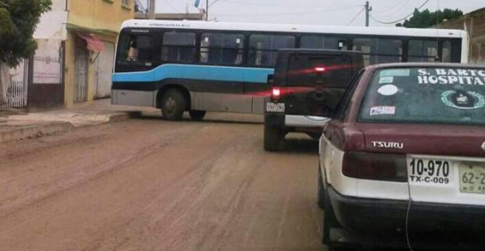 Enfada a oaxaqueños bloqueos de transportistas