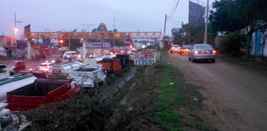 Con bloqueos transportistas exigen contratos de obras públicas