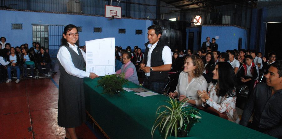 Entregan certificados de adopción de un árbol a más de 70 estudiantes