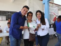 Raúl Cruz en coordinación con el DIF Municipal, benefician a los habitantes con la entrega de focos ahorradores.