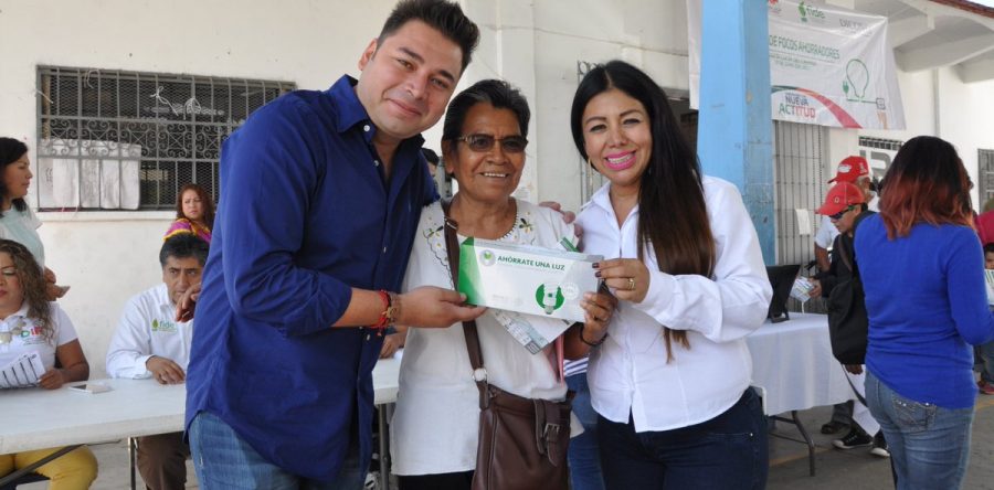 Raúl Cruz en coordinación con el DIF Municipal, benefician a los habitantes con la entrega de focos ahorradores.