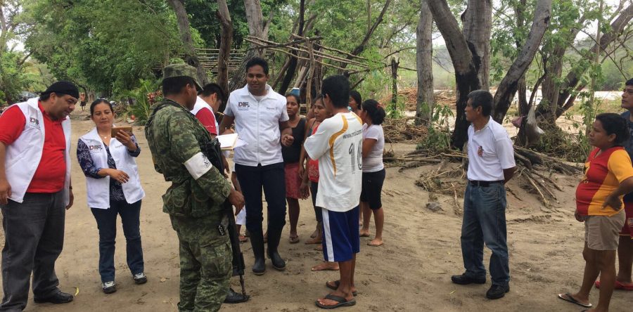 Entrega DIF Oaxaca apoyos a afectados por tormenta tropical