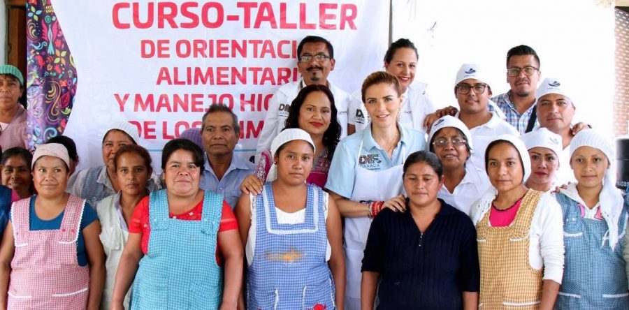 Entrega DIF apoyos a la Costa, Istmo y Sierra Sur