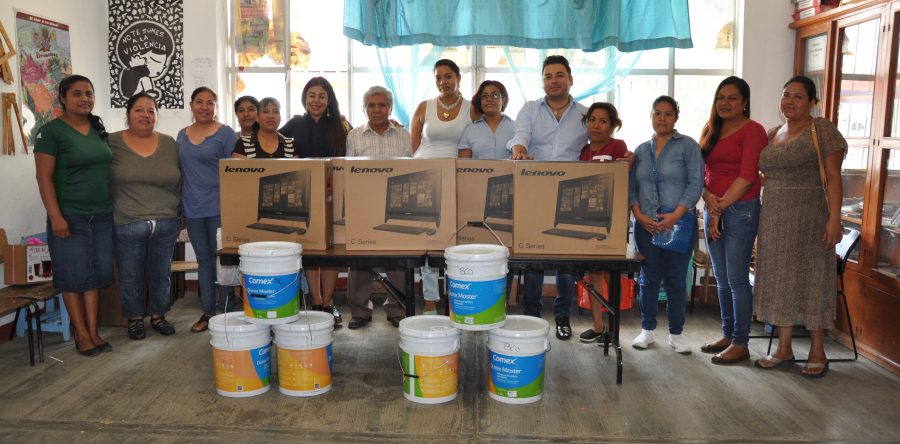 Raúl Cruz entrega computadoras, a estudiantes de educación básica en Santa Lucía del Camino.