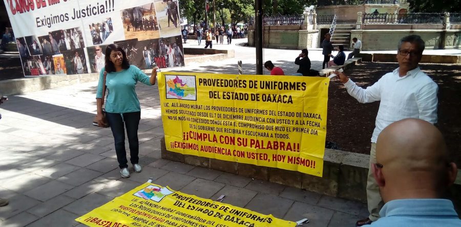 Exigen proveedores de Uniformes pagos superiores a los 100 mdp