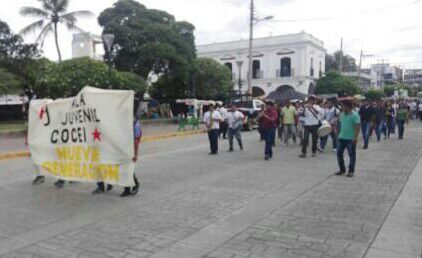 Se movilizan jóvenes en Juchitán contra directora del INJEO Miriam Caraveo.