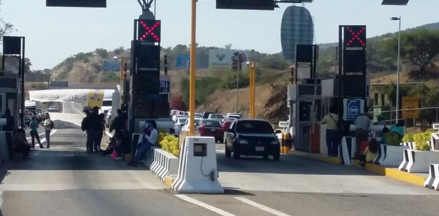 Toman mixtecos caseta para exigir obras sociales y atención por “Beatriz”