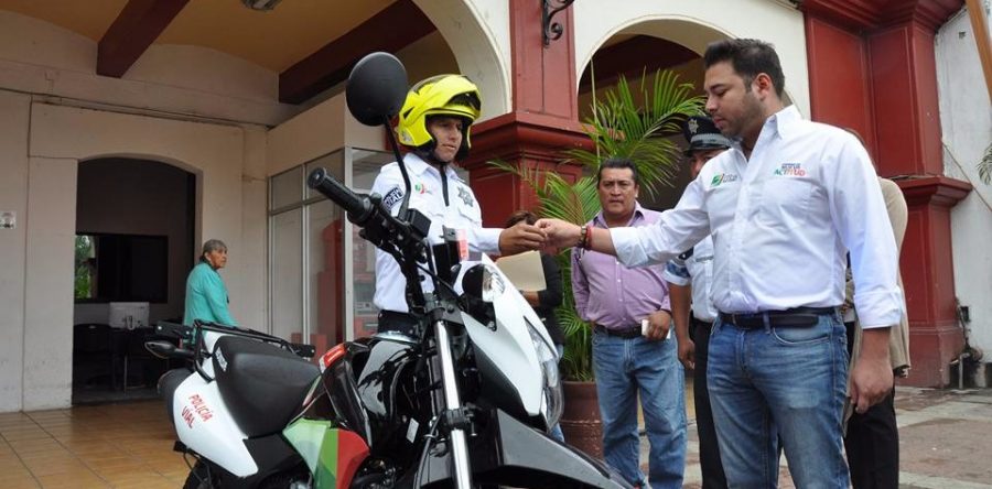 Raúl Cruz brinda mayor equipamiento y capacitación a policía de Santa Lucía del Camino en beneficio de la población.