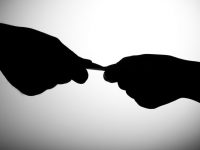 La ominosa corrupción: El comunicador
