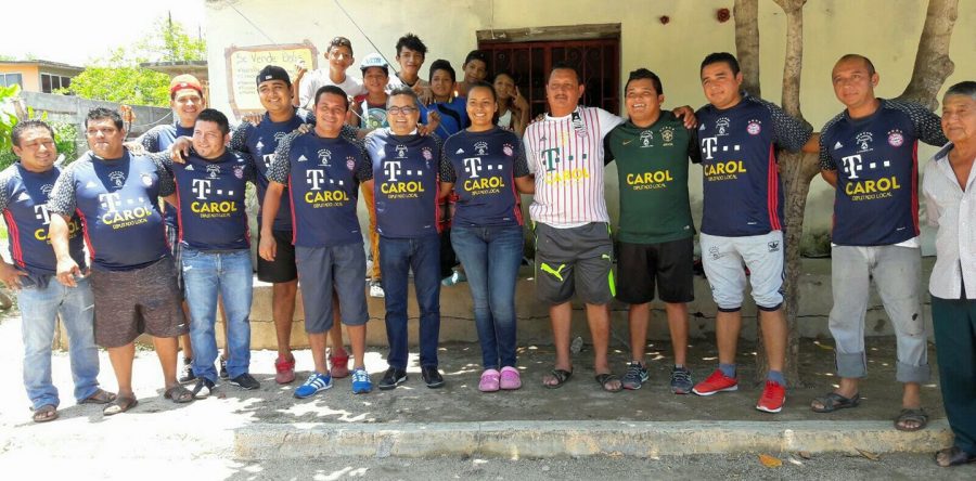 Entrega Carol uniformes a equipo de futbol de su natal Ixtaltepec