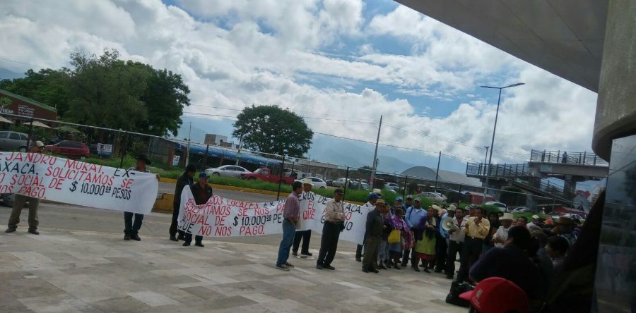 Ex braceros se movilizan en Ciudad Administrativa.