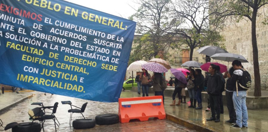 Cierran Av. Independencia, estudiantes exigen diálogo con autoridades