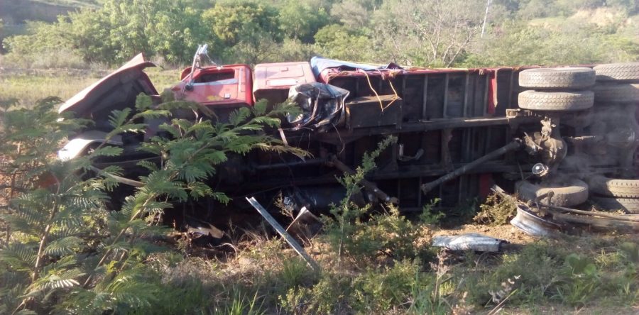 Volcadura de tráiler deja un herido en Huitzo