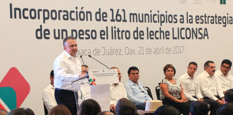 De los 300 municipios donde opera  “A peso el litro de leche Liconsa”, 161 son oaxaqueños