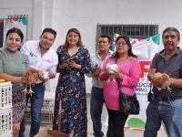 Raúl Cruz fomenta más fuentes de ingreso en las familias del municipio, con la segunda entrega de gallinas ponedoras