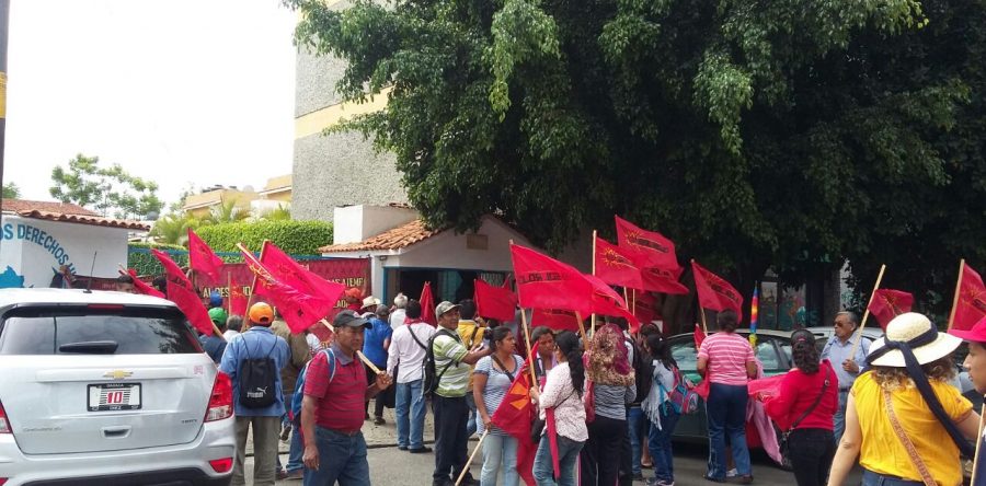 Con bloqueos y marchas exige Sol Rojo solución a pliego de demandas