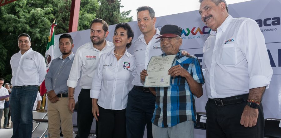 Entrega AMH apoyos a familias de la capital oaxaqueña