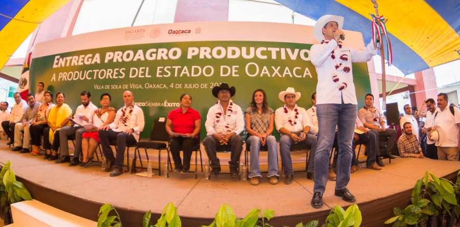 Entregan AMH y Calzada Rovirosa apoyos a productores del agro oaxaqueño