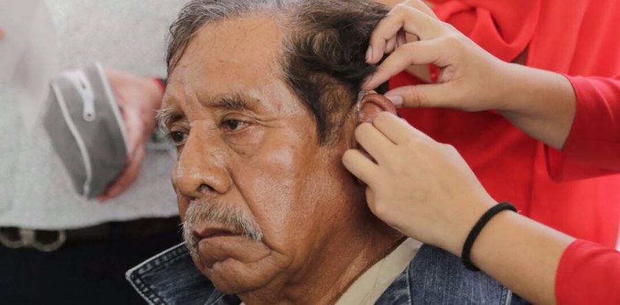 Entregan DIF Nacional y Estatal auxiliares auditivos  a personas con discapacidad
