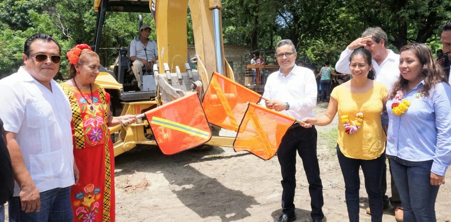 Coloca Carol primera piedra de Casa de Día para adultos mayores en Niltepec