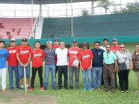 Entrega Carol material deportivo a equipo de béisbol Venados del Espinal