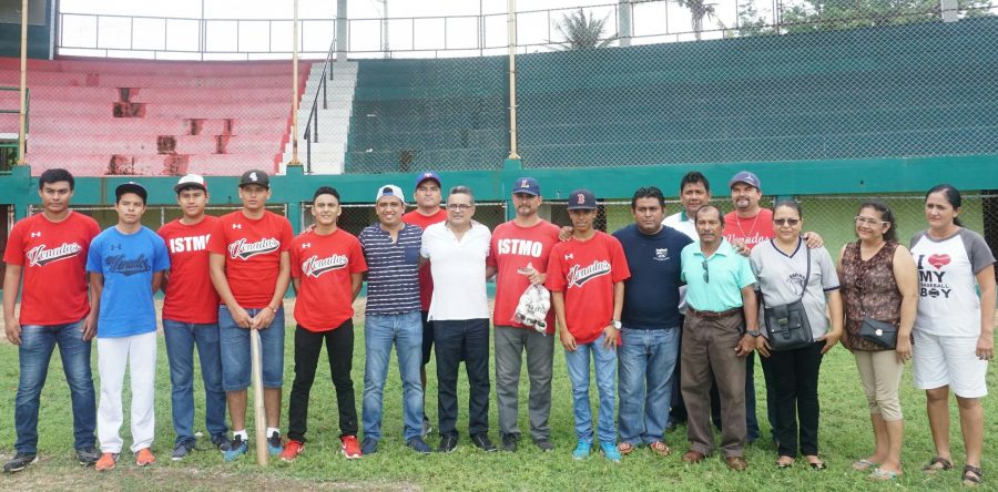 Entrega Carol material deportivo a equipo de béisbol Venados del Espinal