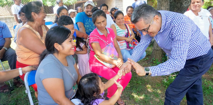 Se reúne Carol con vecinos de Matías Romero para atender sus necesidades