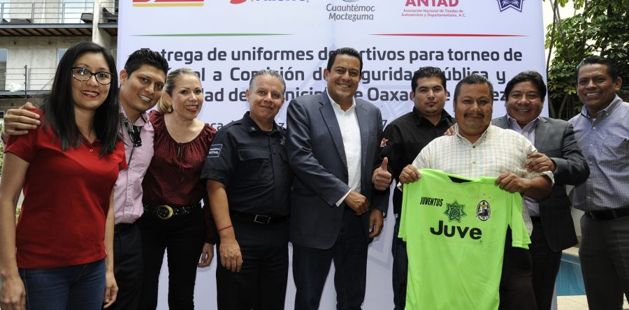 Entregan uniformes deportivos a agentes municipales
