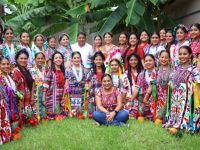 El exhorto a retomar el caso Presa Cerro de Oro es un logro legislativo de la buena política: Karina Barón    La Comisión Permanente del H. Congreso de la Unión aprobó el punto de acuerdo presentados por la legisladora oaxaqueña Karina Barón Ortiz, mediante el que solicita que se informe sobre el estado que guarda la ejecución de las indemnizaciones relativas a las expropiaciones que afectaron las tierras comunitarias del municipio de San Lucas Ojitlán en la región de la Cuenca del Papaloapan.  Lo anterior, luego de 39 años del la expropiación de diversos núcleos agrarios para la construcción de la presa Cerro de Oro, en esta región, por la que más de 100 indígenas chinantecos y mazatecos no han sido debidamente indemnizados por el uso de sus tierras, conforme a los acuerdos pactados.  “Es urgente implementar las medidas correspondientes para garantizar las vías de comunicación de poblados como Laguna Escondida, Amado Nervo o Nuevo Aguacate, cuyo único acceso es mediante lancha” señaló la legisladora oaxaqueña. “El gobierno del Estado los ha dejado en el olvido, al incumplir con lo acordado”, agregó.  La oferta de indemnización, consistía en construir 15 poblados con todos los servicios básicos y casas con solar para las familias reubicadas, así como una carretera con tres puentes para atravesar los ríos; dinero por la expropiación de sus tierras y por el valor de sus casas, así como implementación de programas productivos con asesoría y capacitación.  De los 41 decretos expropiatorios acordados, diez se encuentran ejecutados y treinta y uno no cuentan con antecedente de ejecución, toda vez que el Fideicomiso Fondo Nacional de Fomento Ejidal (FIFONAFE) no ha realizado el pago de las indemnizaciones correspondientes. Por ello, este resulta un gran logro legislativo que podría derivar en el cumplimiento de los acuerdos pactados. El exhorto está dirigido a la Secretaría de Medio Ambiente y Recursos Naturales, a la Comisión Nacional del Agua y al Fideicomiso Fondo Nacional de Fomento Ejidal.