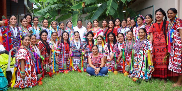 El exhorto a retomar el caso Presa Cerro de Oro es un logro legislativo de la buena política: Karina Barón La Comisión Permanente del H. Congreso de la Unión aprobó el punto de acuerdo presentados por la legisladora oaxaqueña Karina Barón Ortiz, mediante el que solicita que se informe sobre el estado que guarda la ejecución de las indemnizaciones relativas a las expropiaciones que afectaron las tierras comunitarias del municipio de San Lucas Ojitlán en la región de la Cuenca del Papaloapan. Lo anterior, luego de 39 años del la expropiación de diversos núcleos agrarios para la construcción de la presa Cerro de Oro, en esta región, por la que más de 100 indígenas chinantecos y mazatecos no han sido debidamente indemnizados por el uso de sus tierras, conforme a los acuerdos pactados. “Es urgente implementar las medidas correspondientes para garantizar las vías de comunicación de poblados como Laguna Escondida, Amado Nervo o Nuevo Aguacate, cuyo único acceso es mediante lancha” señaló la legisladora oaxaqueña. “El gobierno del Estado los ha dejado en el olvido, al incumplir con lo acordado”, agregó. La oferta de indemnización, consistía en construir 15 poblados con todos los servicios básicos y casas con solar para las familias reubicadas, así como una carretera con tres puentes para atravesar los ríos; dinero por la expropiación de sus tierras y por el valor de sus casas, así como implementación de programas productivos con asesoría y capacitación. De los 41 decretos expropiatorios acordados, diez se encuentran ejecutados y treinta y uno no cuentan con antecedente de ejecución, toda vez que el Fideicomiso Fondo Nacional de Fomento Ejidal (FIFONAFE) no ha realizado el pago de las indemnizaciones correspondientes. Por ello, este resulta un gran logro legislativo que podría derivar en el cumplimiento de los acuerdos pactados. El exhorto está dirigido a la Secretaría de Medio Ambiente y Recursos Naturales, a la Comisión Nacional del Agua y al Fideicomiso Fondo Nacional de Fomento Ejidal.