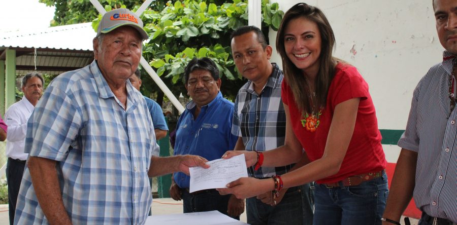 Entrega Sagarpa  y Yarith Tannos apoyos para el campo en la zona oriente del Istmo de Tehuantepec