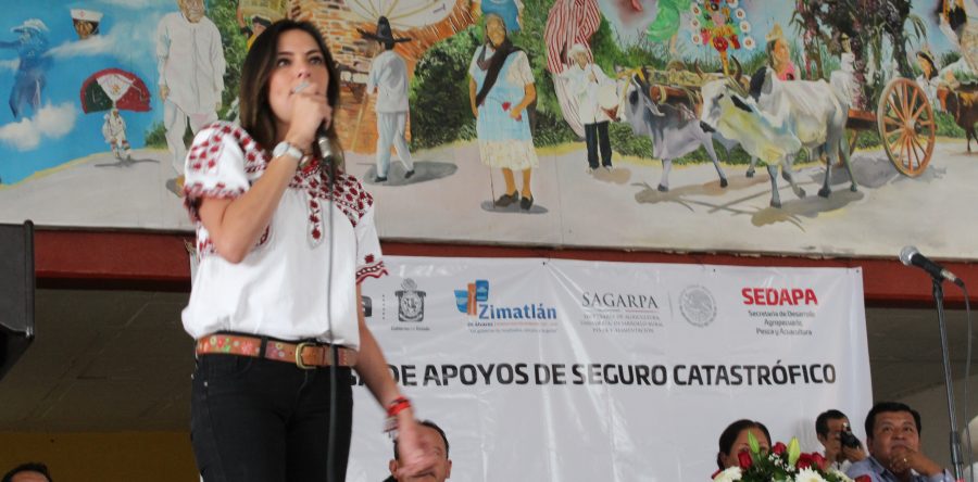 Entrega SAGARPA, SEDAPA y Yarith Tannos apoyos para el campo en los valles centrales