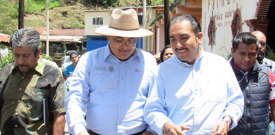 Promueve Horacio Antonio, obras de infraestructura para la Sierra Juárez.