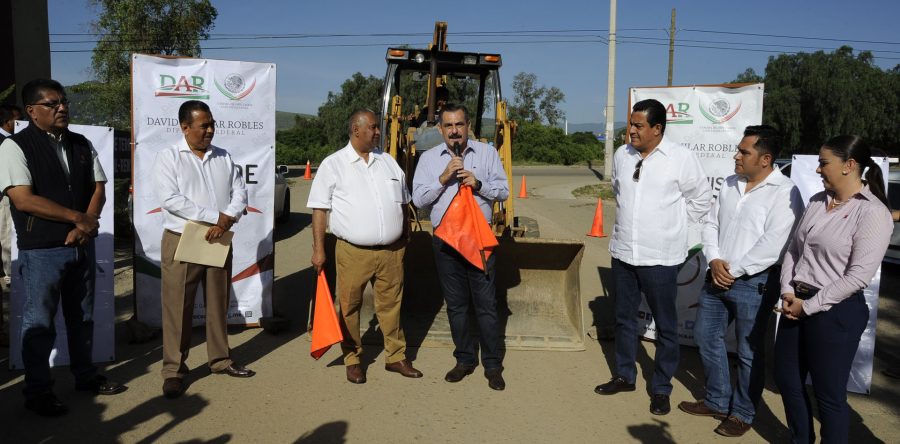 Inician trabajos de pavimentación en la calle de Juan de Dios Batiz