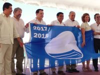 Recibe Gobierno de Oaxaca distintivos por playas limpias de Huatulco