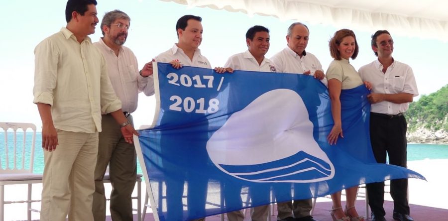 Recibe Gobierno de Oaxaca distintivos por playas limpias de Huatulco