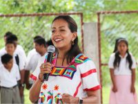 Entrega Mariana Benítez cancha de básquetbol y techado a estudiantes indígenas de Santo Domingo de Morelos