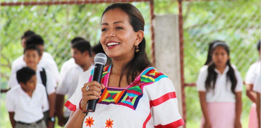 Entrega Mariana Benítez cancha de básquetbol y techado a estudiantes indígenas de Santo Domingo de Morelos