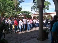 Se manifiesta transportistas en Tlacolula