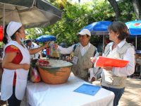 Verifican buen estado de alimentos que se expenden en puestos de las Escaleras del Fortín