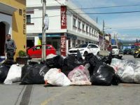 Sacan comerciantes basura para exigir solución a problemática