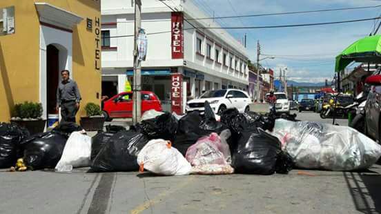 Sacan comerciantes basura para exigir solución a problemática