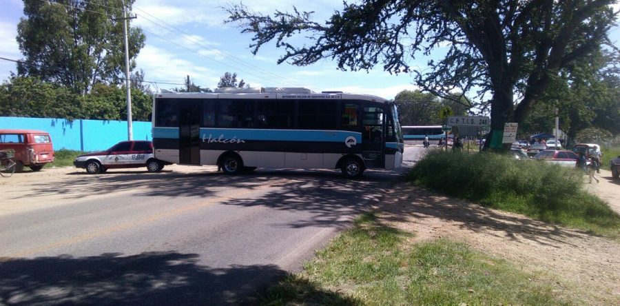 Transportistas bloquean la carretera a Zimatlán