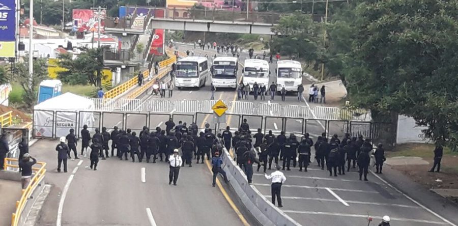 Bloquean maestros calles de Oaxaca como parte de boicot a Guelaguetza